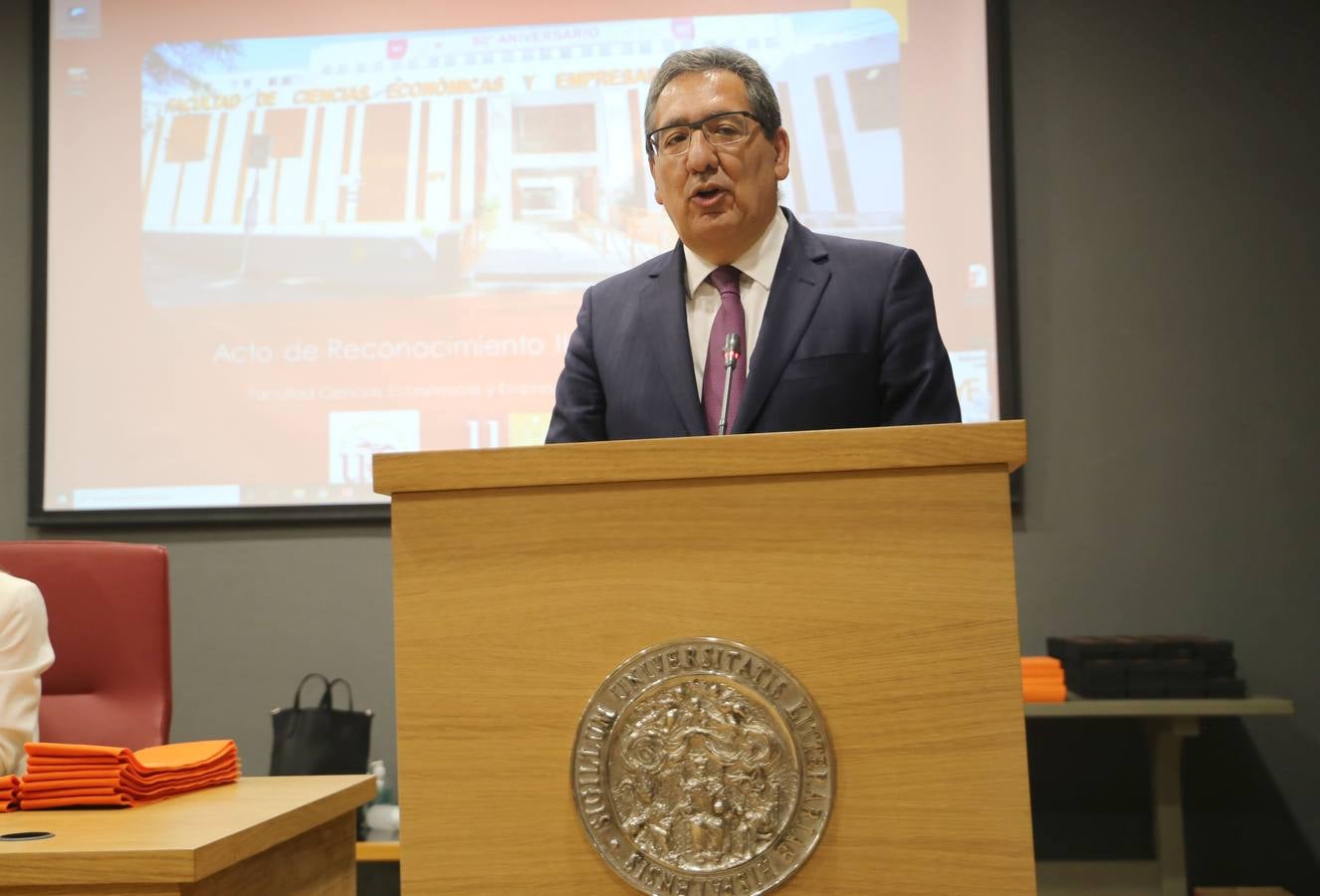 Acto de homenaje a los egresados ilustres de la facultad de Económicas y Empresariales de Sevilla. ROCÍO RUZ