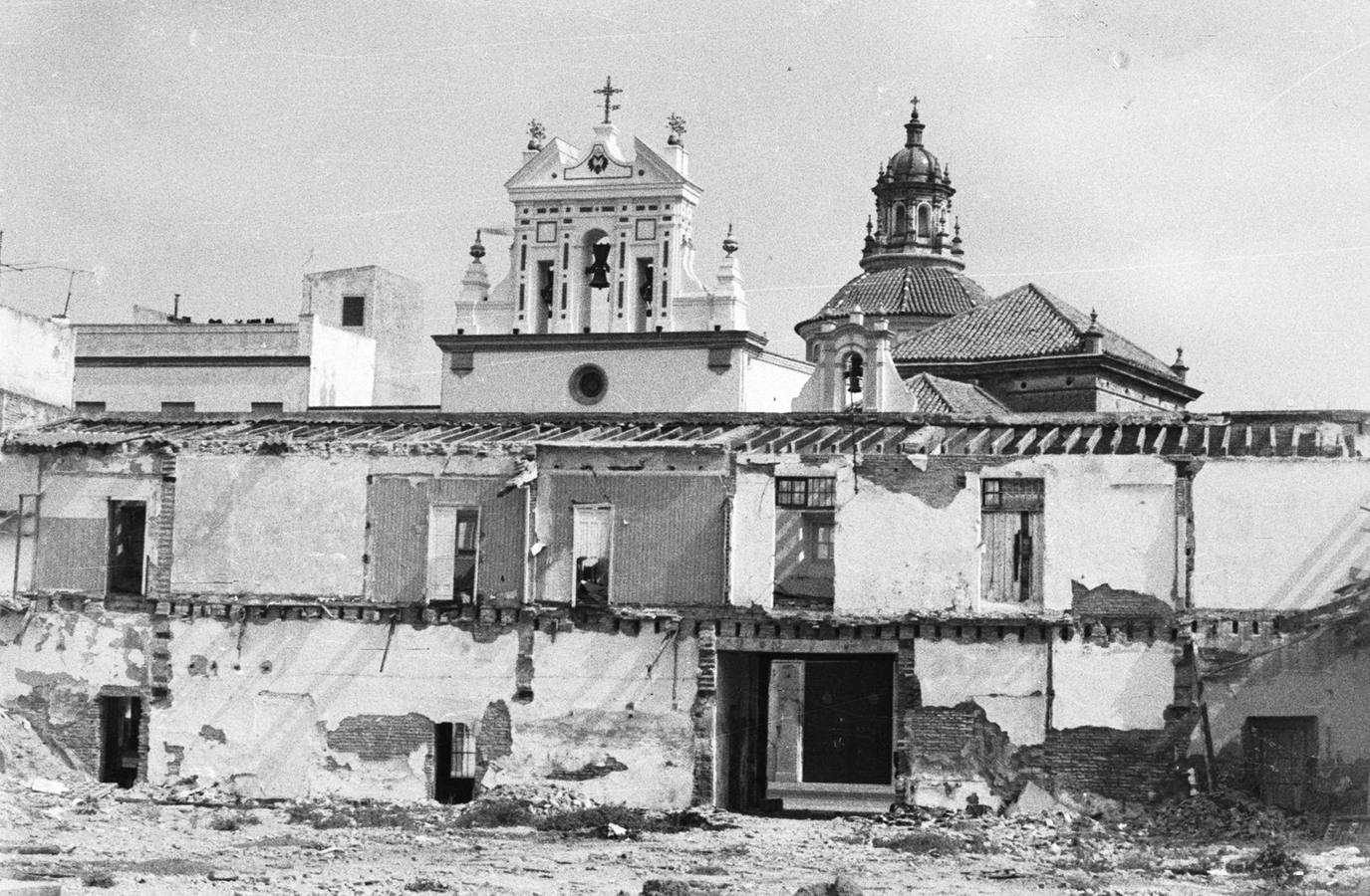 Derribos en el Patrocinio con motivo de las obras previas a la Expo´92. MARTÍN CARTAYA