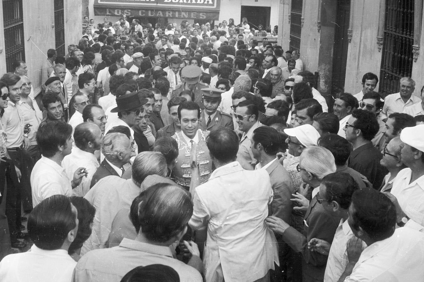 Curro Romero por la calle Iris. 1973. 31 de mayo. Corrida de la Prensa. Toros de Carlos Núñez alternando con Luis Miguel Dominguín y Paquirri. Curro cortó una oreja ese día. MARTÍN CARTAYA