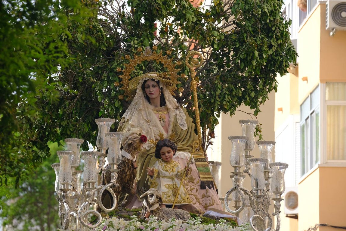 Vídeo: La Pastora de Trille recorre las calles de Cádiz