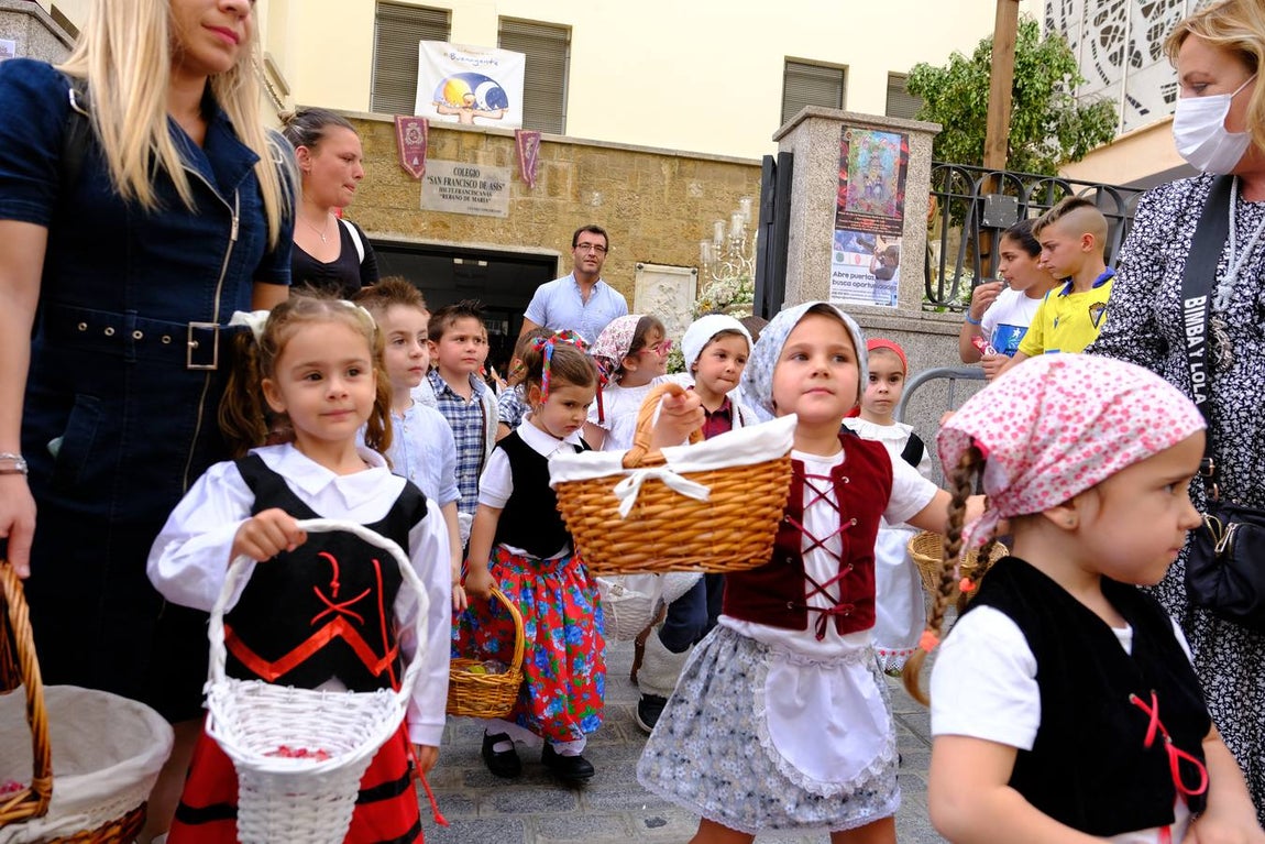 Vídeo: La Pastora de Trille recorre las calles de Cádiz