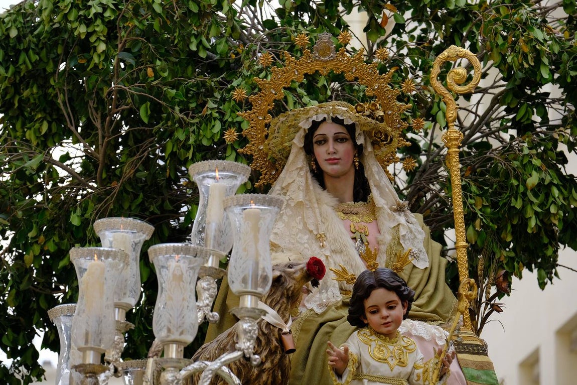 Vídeo: La Pastora de Trille recorre las calles de Cádiz