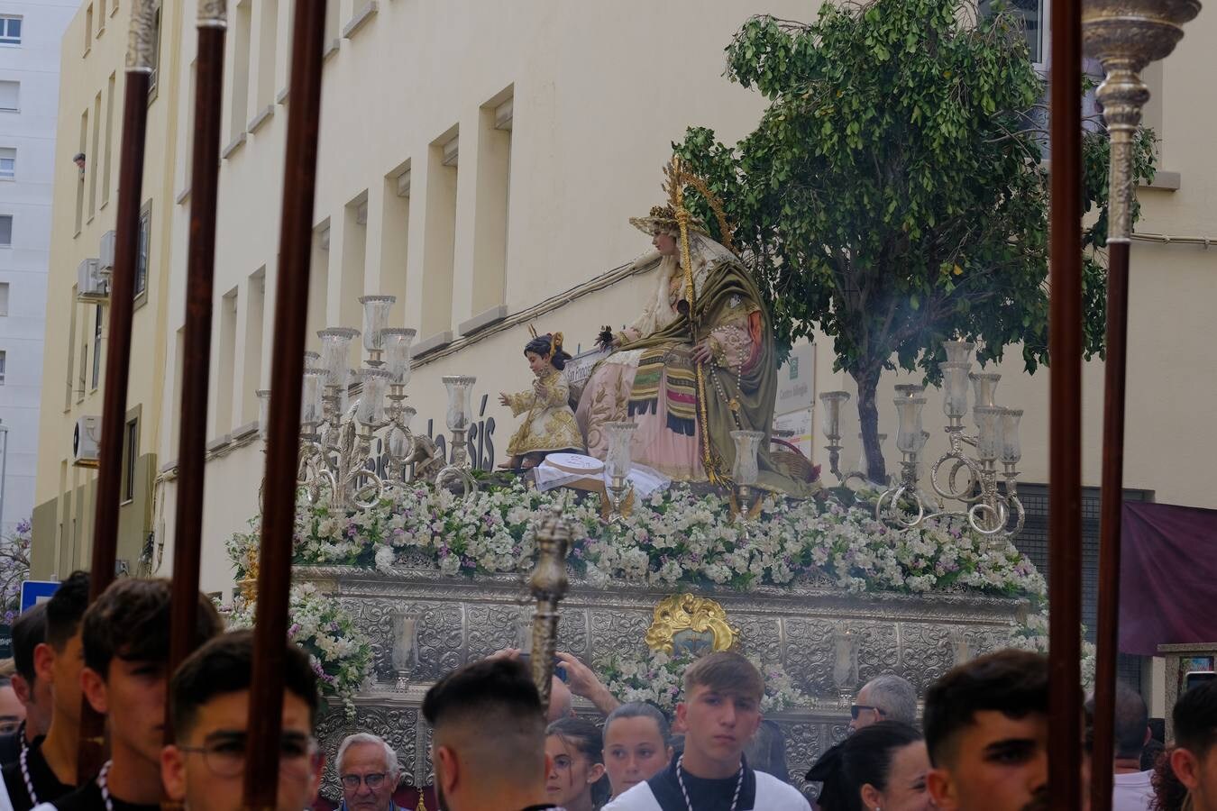 Vídeo: La Pastora de Trille recorre las calles de Cádiz