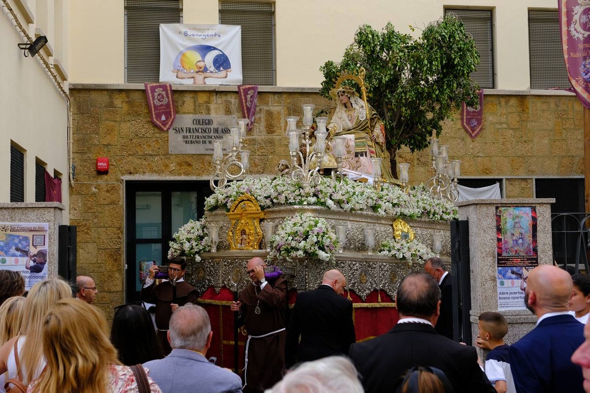 Vídeo: La Pastora de Trille recorre las calles de Cádiz