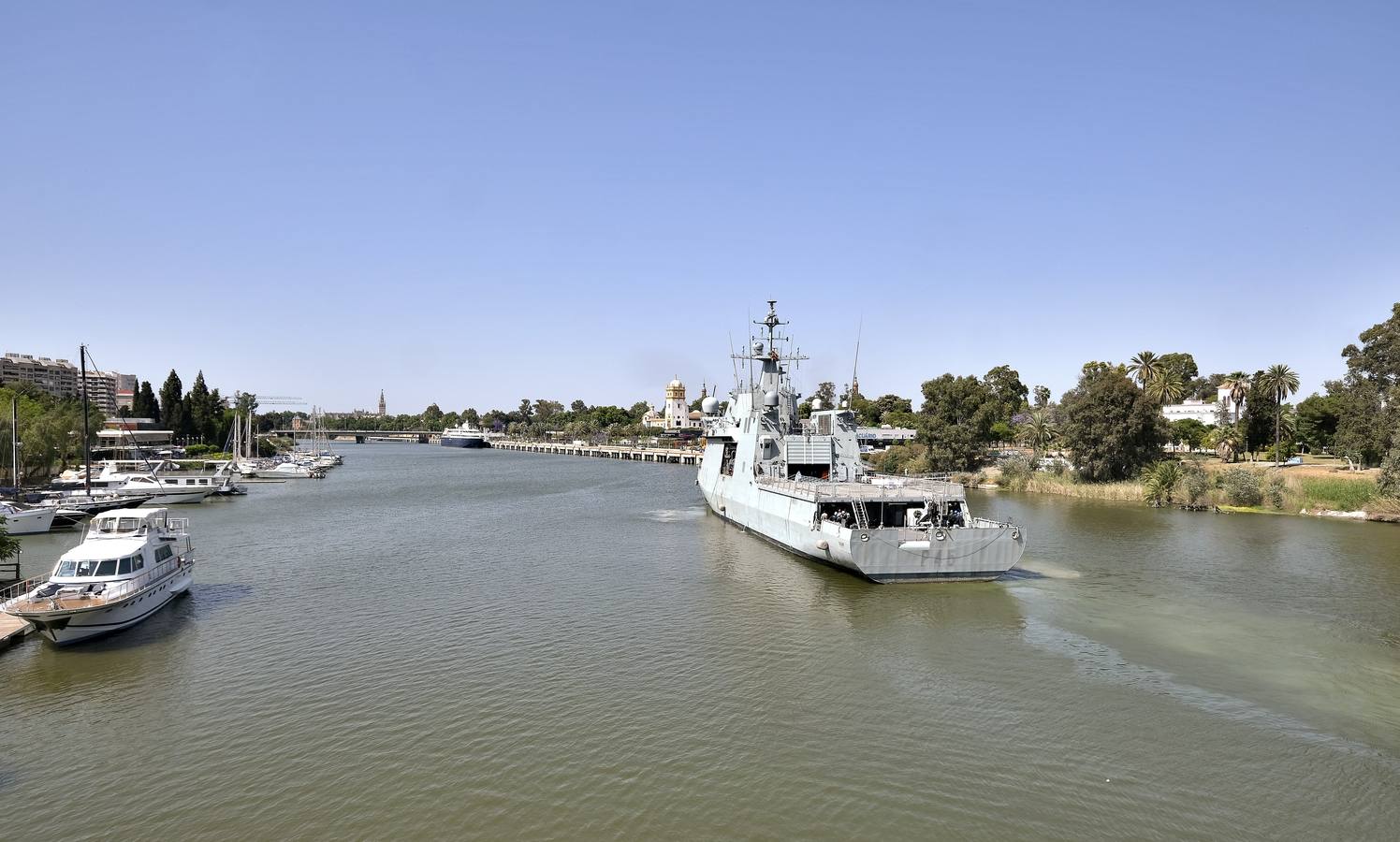 Llegada del BAM 'Audaz' al muelle de las Delicias de Sevilla. J.M. SERRANO