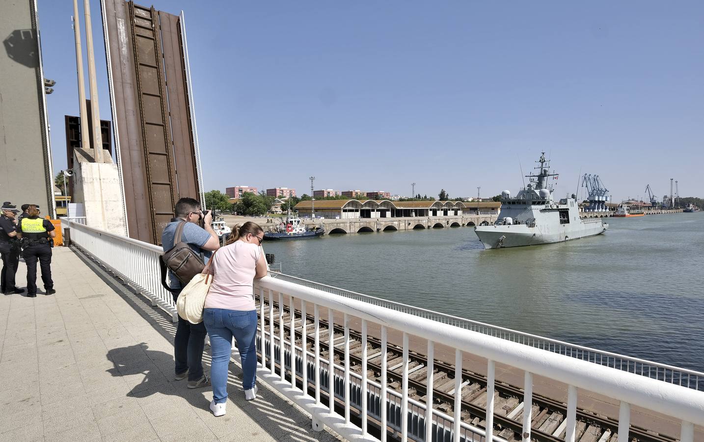 Llegada del BAM 'Audaz' al muelle de las Delicias de Sevilla. J.M. SERRANO