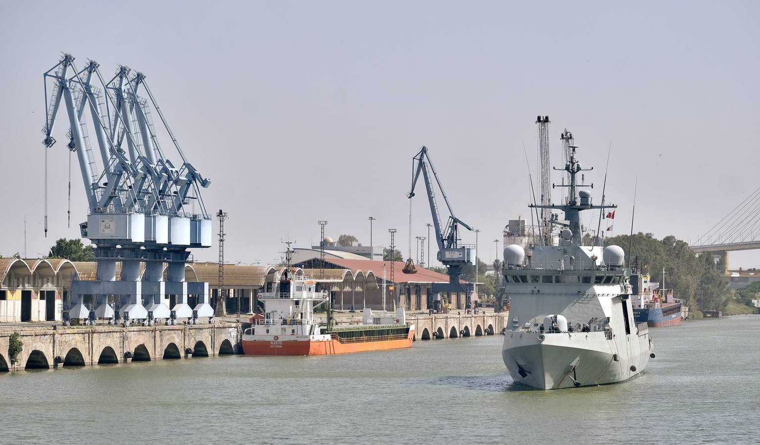 Llegada del BAM 'Audaz' al muelle de las Delicias de Sevilla. J.M. SERRANO