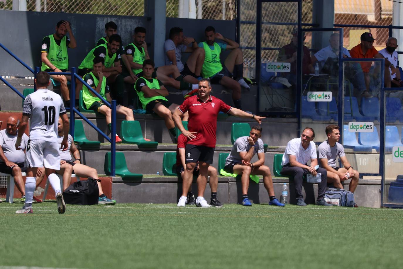 Las mejores jugadas y el ambiente cordobesista del Vélez CF - Córdoba CF, en imágenes