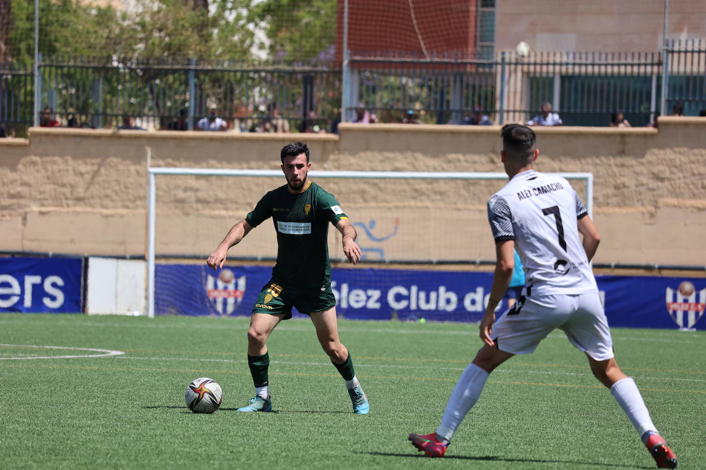 Las mejores jugadas y el ambiente cordobesista del Vélez CF - Córdoba CF, en imágenes