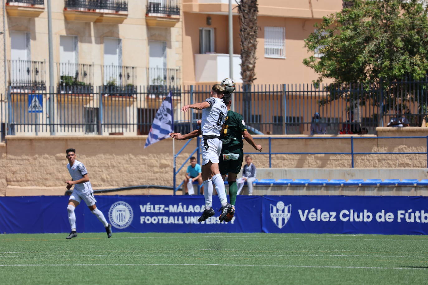 Las mejores jugadas y el ambiente cordobesista del Vélez CF - Córdoba CF, en imágenes