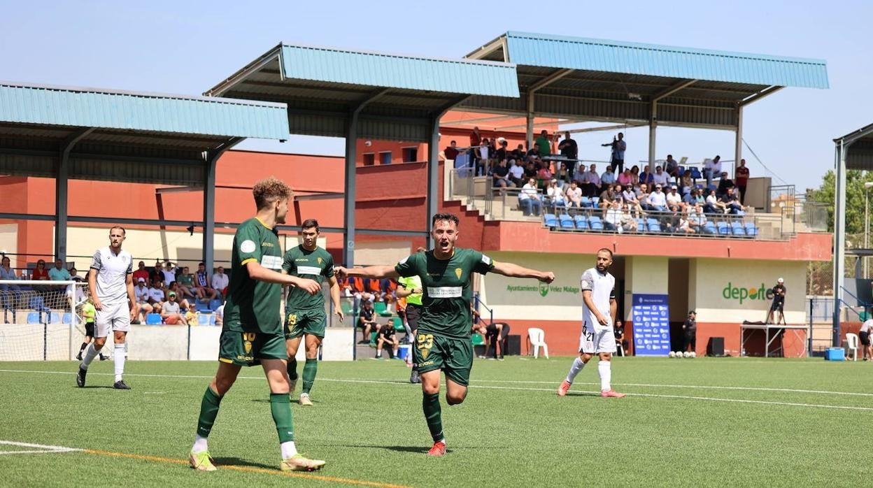 Las mejores jugadas y el ambiente cordobesista del Vélez CF - Córdoba CF, en imágenes