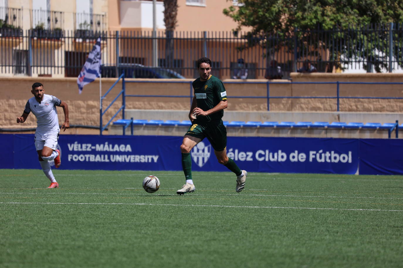 Las mejores jugadas y el ambiente cordobesista del Vélez CF - Córdoba CF, en imágenes