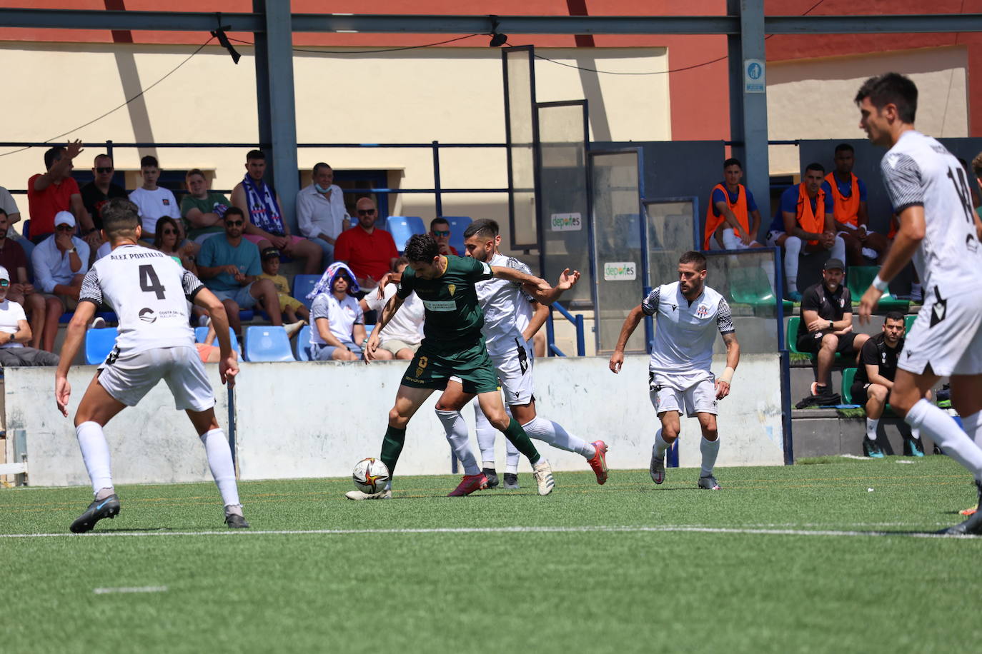 Las mejores jugadas y el ambiente cordobesista del Vélez CF - Córdoba CF, en imágenes