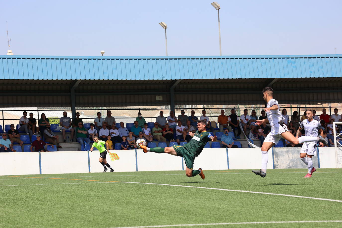 Las mejores jugadas y el ambiente cordobesista del Vélez CF - Córdoba CF, en imágenes