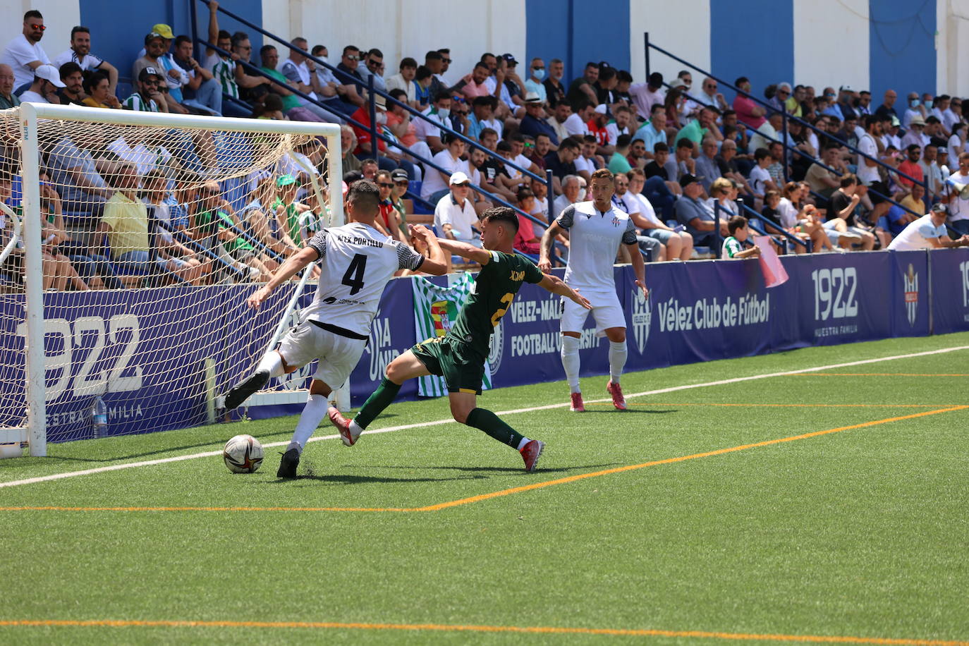 Las mejores jugadas y el ambiente cordobesista del Vélez CF - Córdoba CF, en imágenes