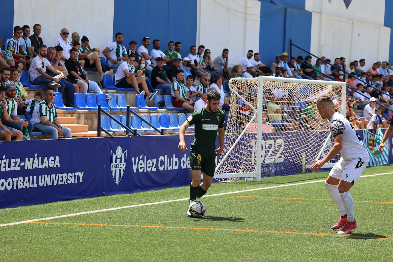 Las mejores jugadas y el ambiente cordobesista del Vélez CF - Córdoba CF, en imágenes