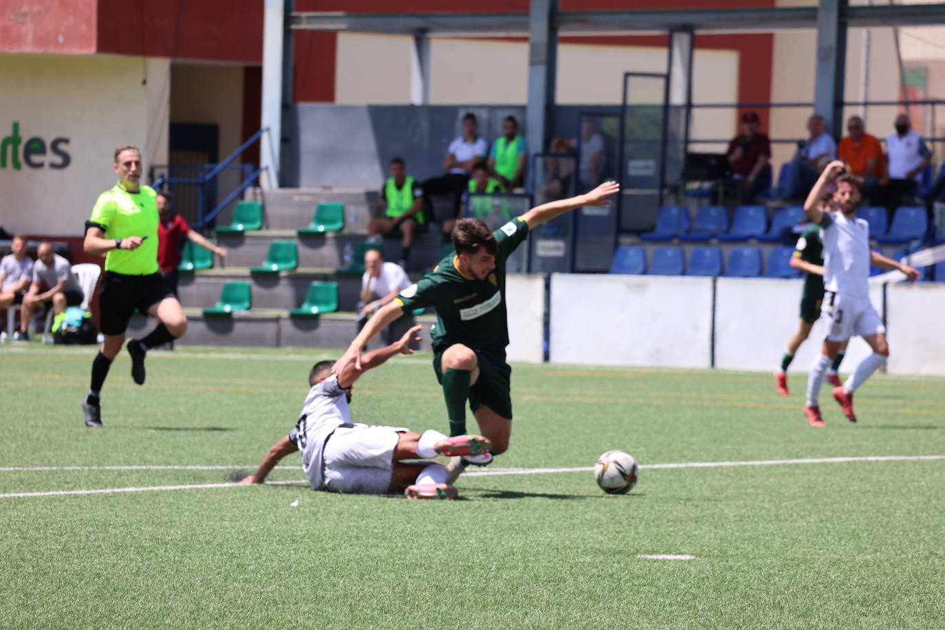 Las mejores jugadas y el ambiente cordobesista del Vélez CF - Córdoba CF, en imágenes