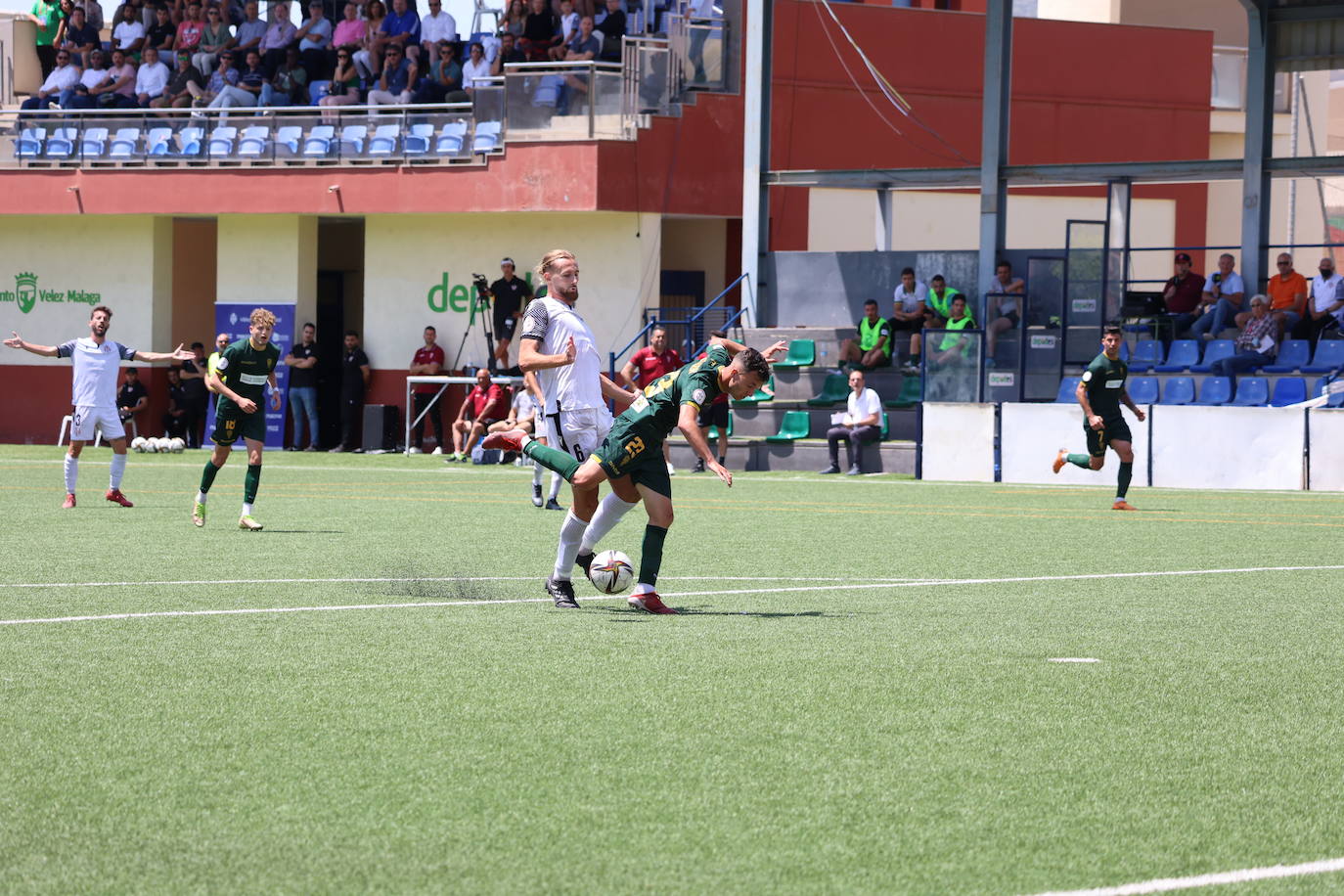 Las mejores jugadas y el ambiente cordobesista del Vélez CF - Córdoba CF, en imágenes