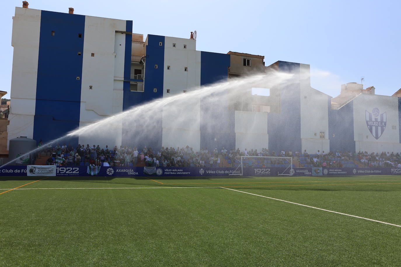 Las mejores jugadas y el ambiente cordobesista del Vélez CF - Córdoba CF, en imágenes