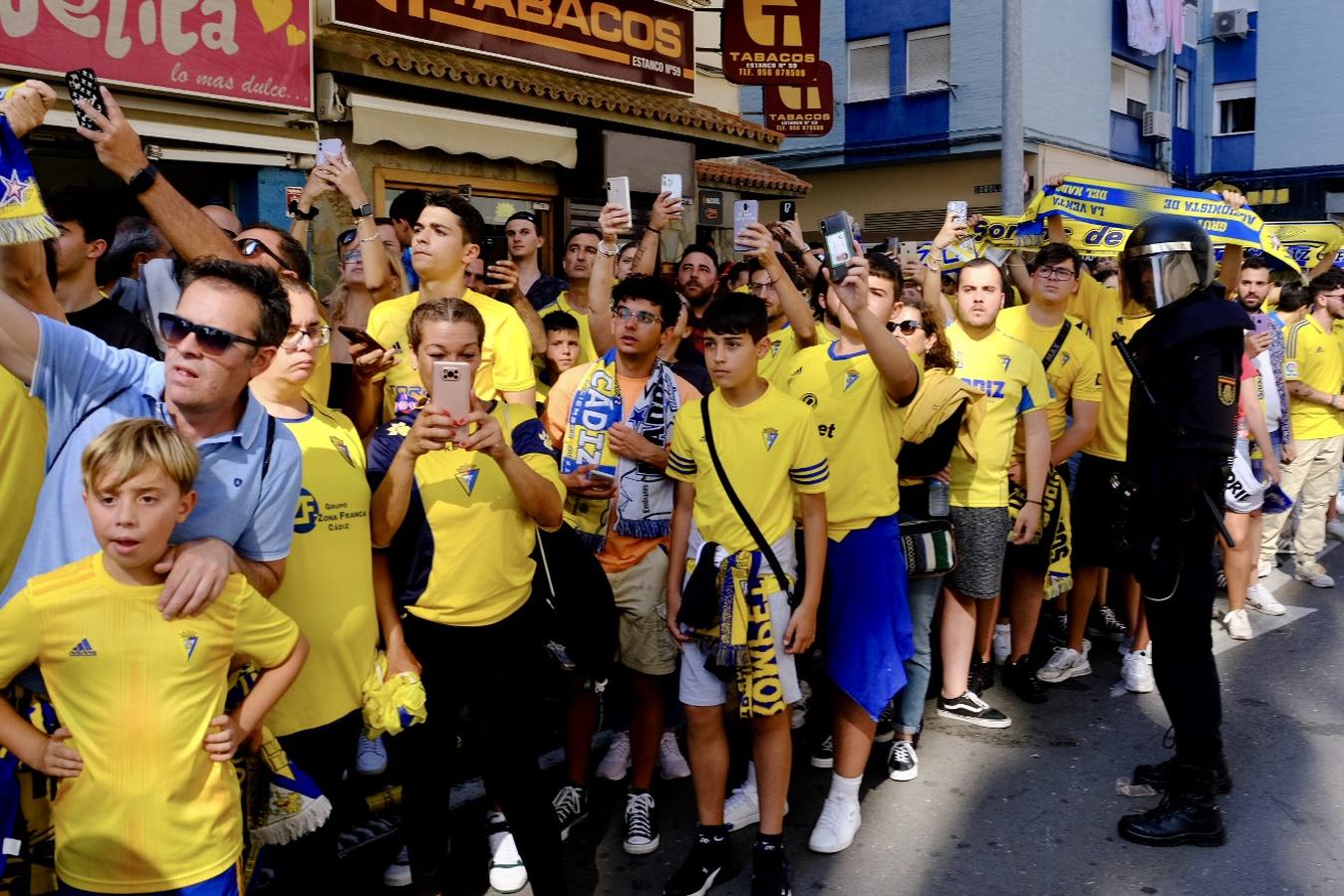 Fotos: Recibimiento a los autobuses del Real Madrid y del Cádiz en Carranza