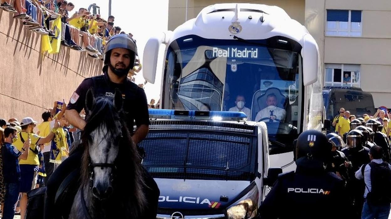 Fotos: Recibimiento a los autobuses del Real Madrid y del Cádiz en Carranza