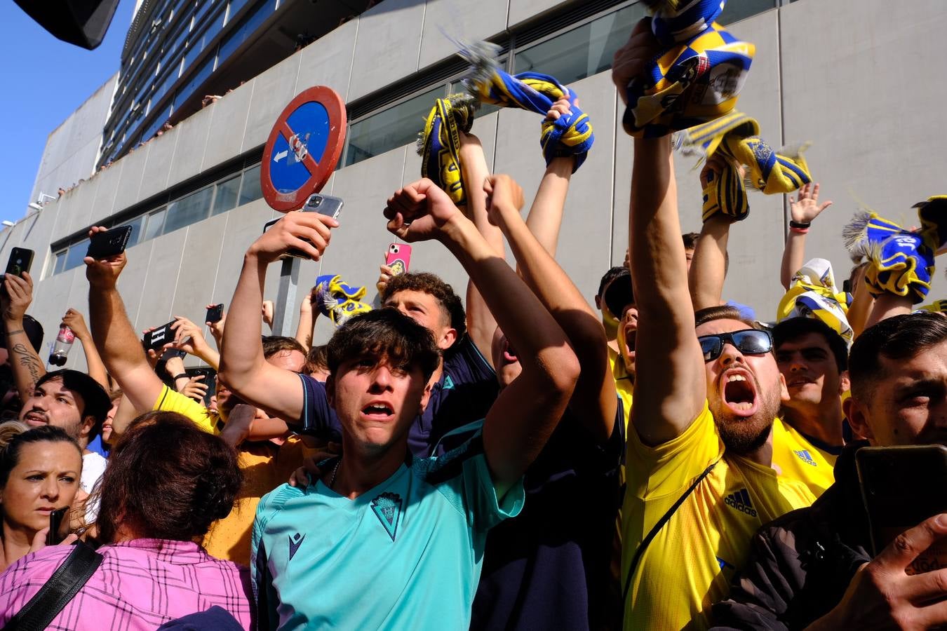 Fotos: Recibimiento a los autobuses del Real Madrid y del Cádiz en Carranza