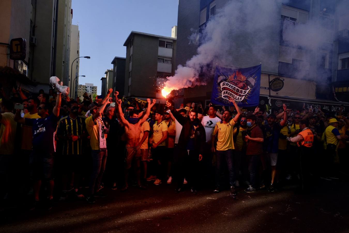 Fotos: Recibimiento a los autobuses del Real Madrid y del Cádiz en Carranza