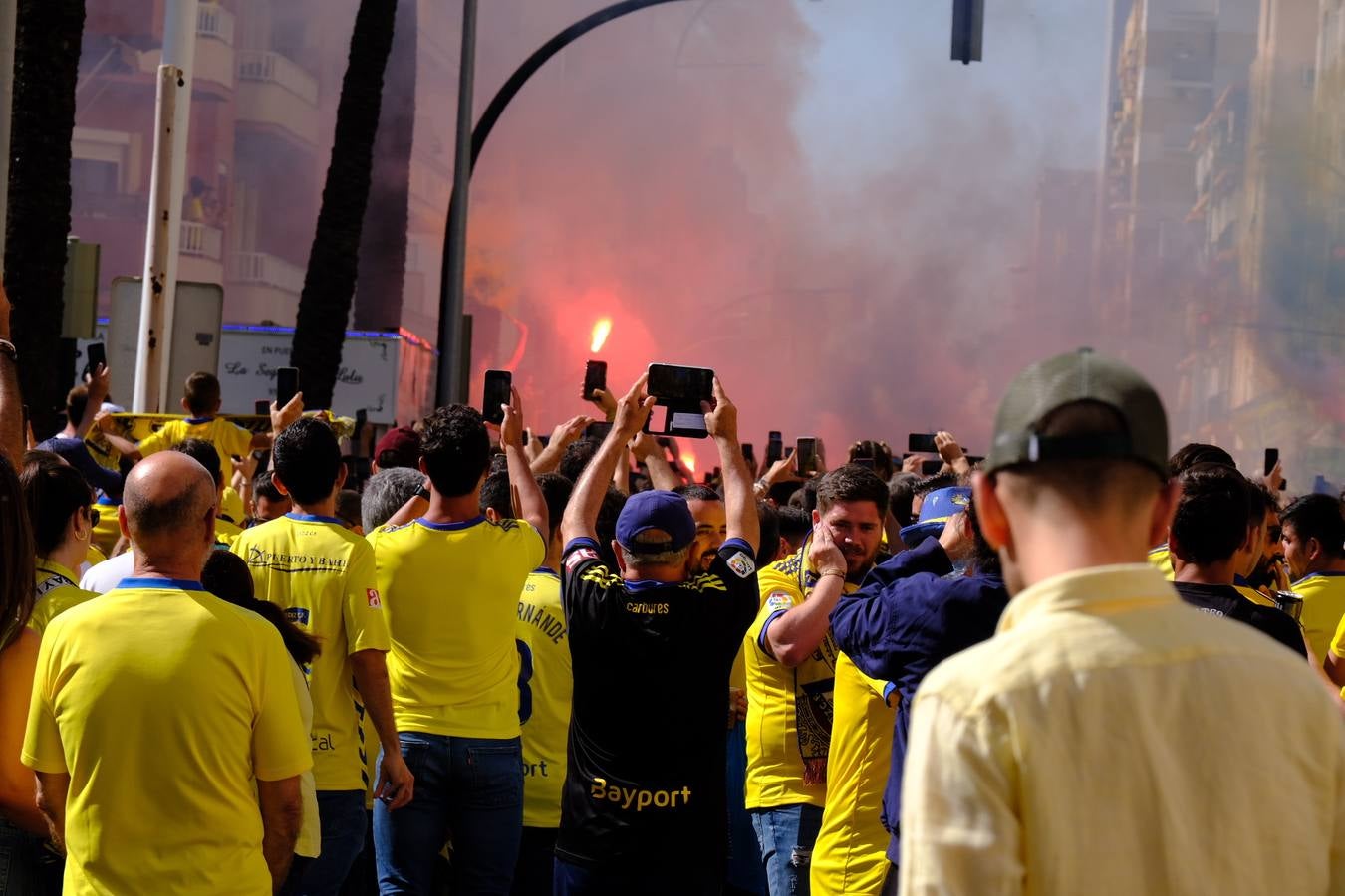 Fotos: Recibimiento a los autobuses del Real Madrid y del Cádiz en Carranza