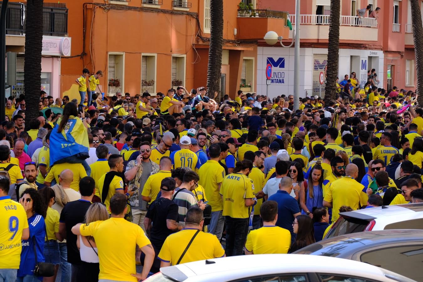 Fotos: Recibimiento a los autobuses del Real Madrid y del Cádiz en Carranza