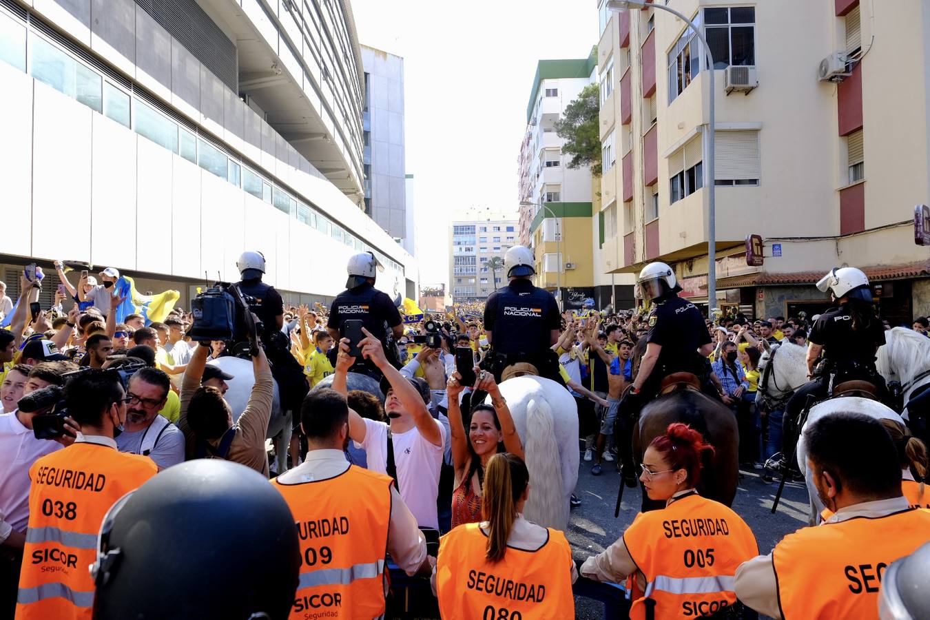 Fotos: Recibimiento a los autobuses del Real Madrid y del Cádiz en Carranza