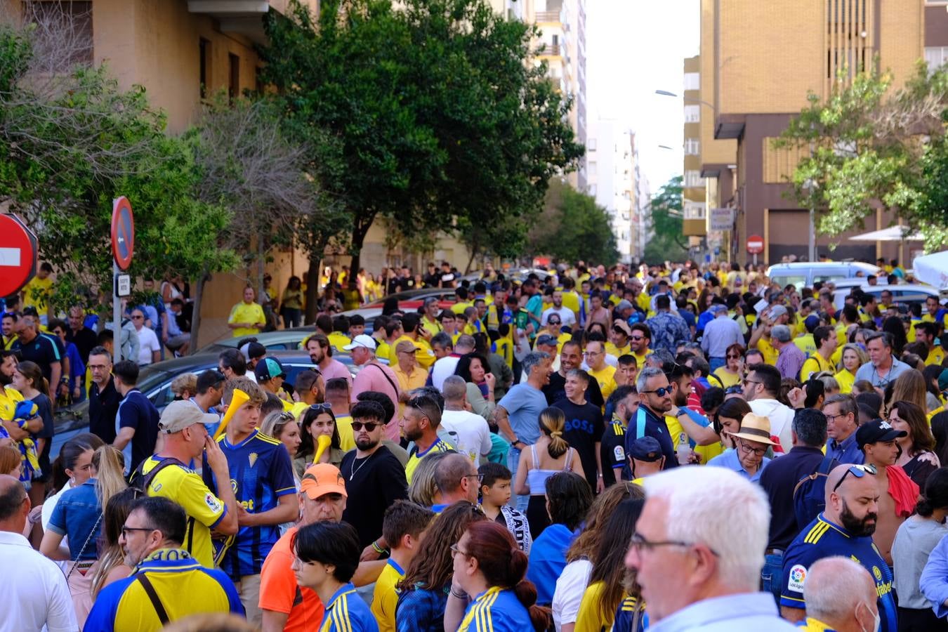 Fotos: Recibimiento a los autobuses del Real Madrid y del Cádiz en Carranza