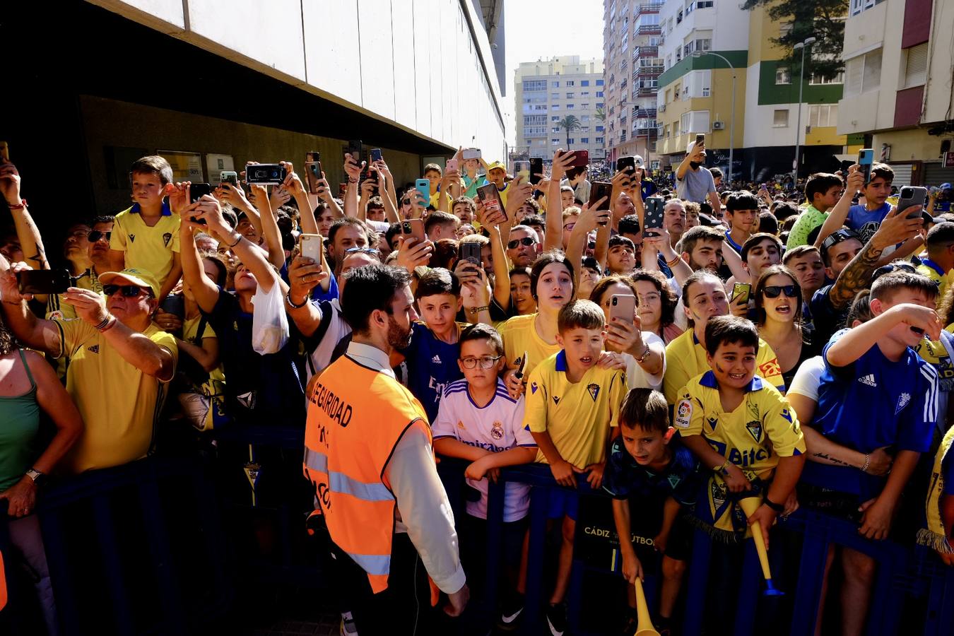 Fotos: Recibimiento a los autobuses del Real Madrid y del Cádiz en Carranza