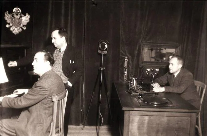 Interior de la emisora Radio Toledo en 1934. A la derecha, el director Ángel Aguilar. De pie, el locutor Fernández Vega. Al piano, Mariano Fernández, director de la Banda Provincial. Foto Linares.. 