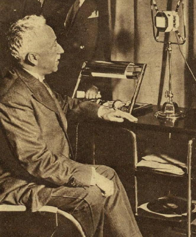 Niceto Alcalá Zamora, el 14 de abril de 1932, inaugurando la emisora E.A.Q Transradio Española en los estudios situados en el palacio de La Unión y El Fénix de Madrid. Diario Ahora. 