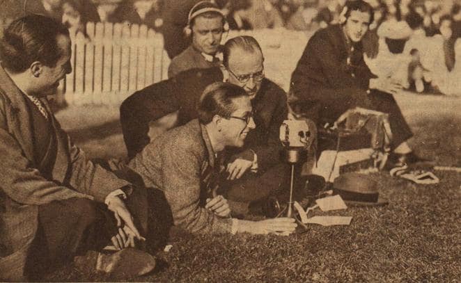Retrasmisión de un partido de fútbol por radio «a pie de campo» en 1931 en un estadio desconocido. Diario Ahora. 