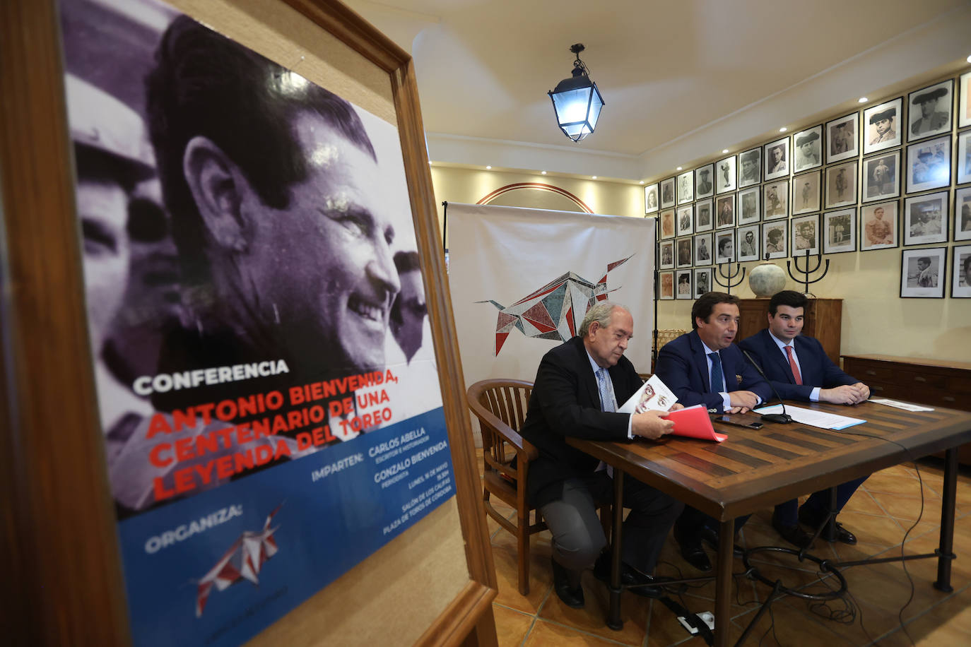 La conferencia sobre Antonio Bienvenida en Córdoba, en imágenes