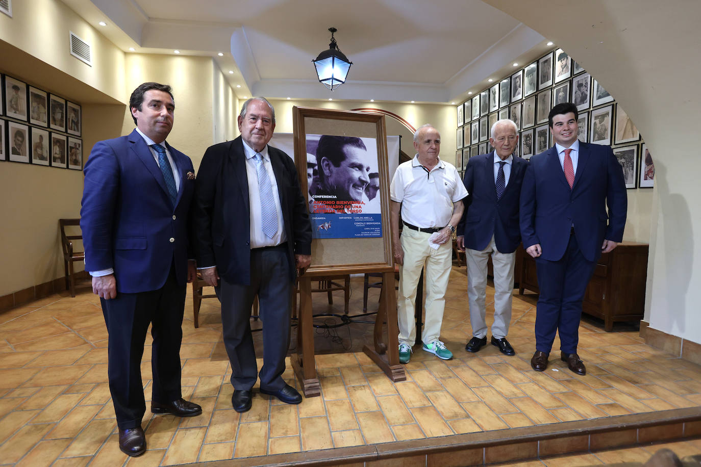 La conferencia sobre Antonio Bienvenida en Córdoba, en imágenes