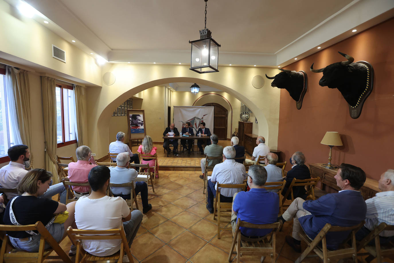 La conferencia sobre Antonio Bienvenida en Córdoba, en imágenes