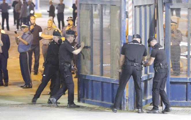 Miembros de la Policía Nacional abren la frontera de Melilla con Marruecos 795 días después. 