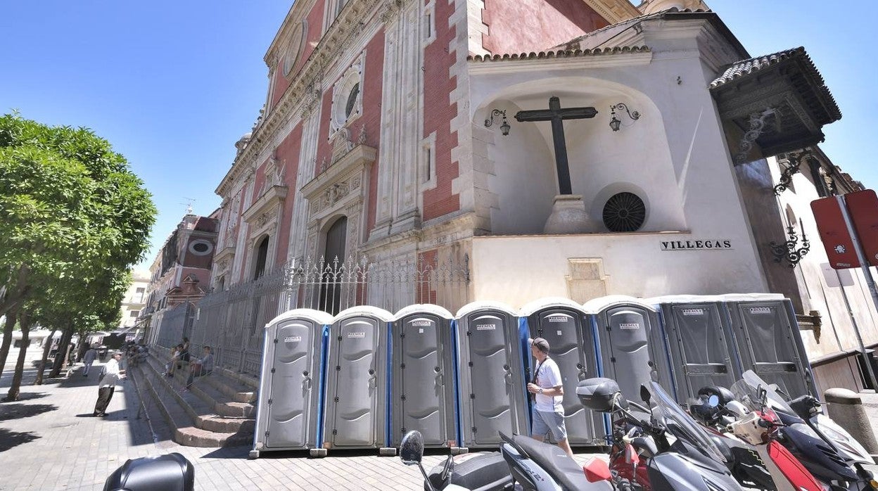 Las imágenes de los urinarios en las principales zonas turísticas de Sevilla por la final de la Uefa Europa League