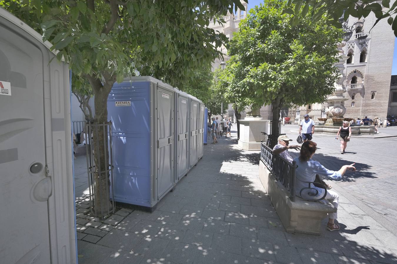 Urinarios portátiles instalados en zonas turísticas de Sevilla. J.M. SERRANO