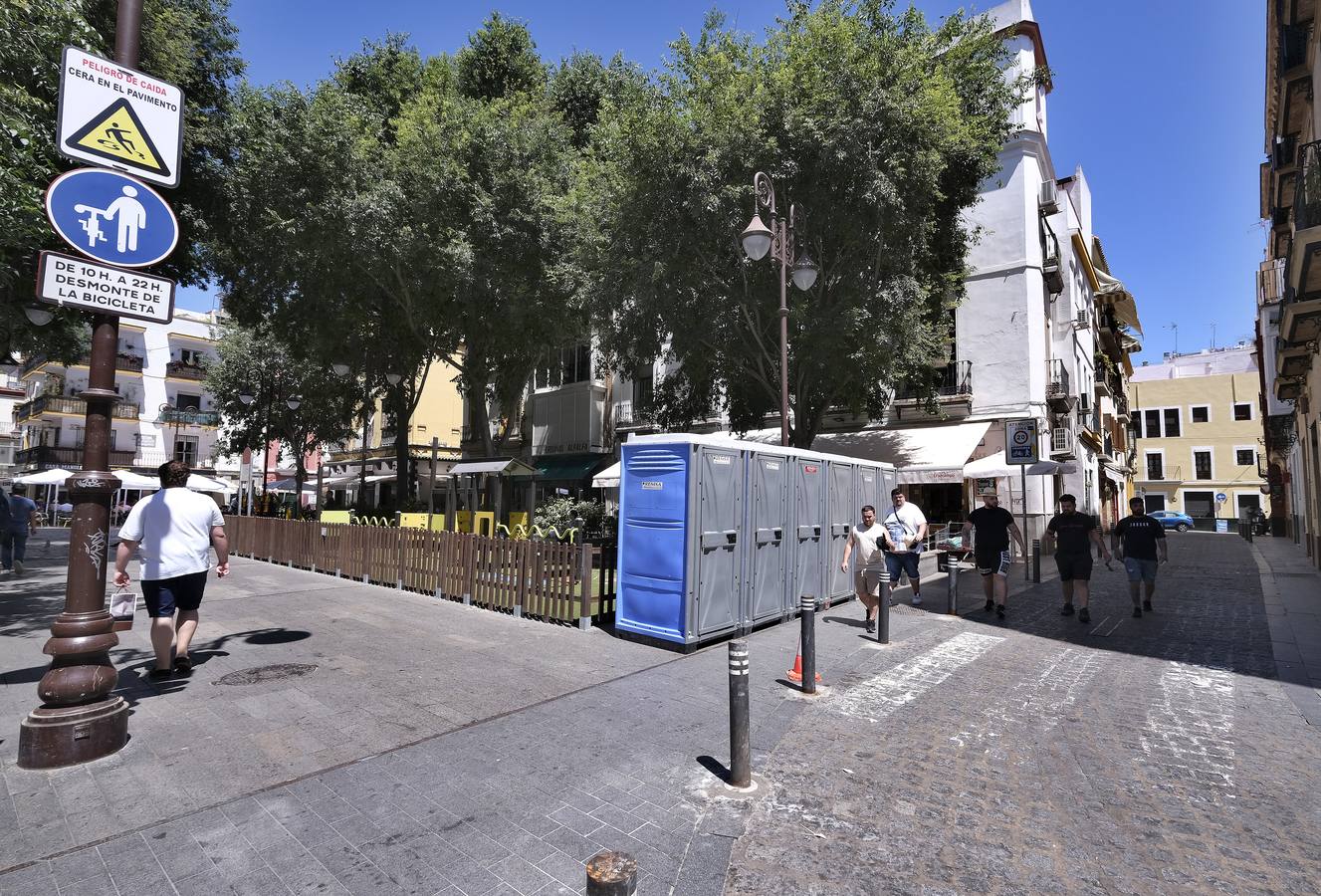 Urinarios portátiles instalados en zonas turísticas de Sevilla. J.M. SERRANO