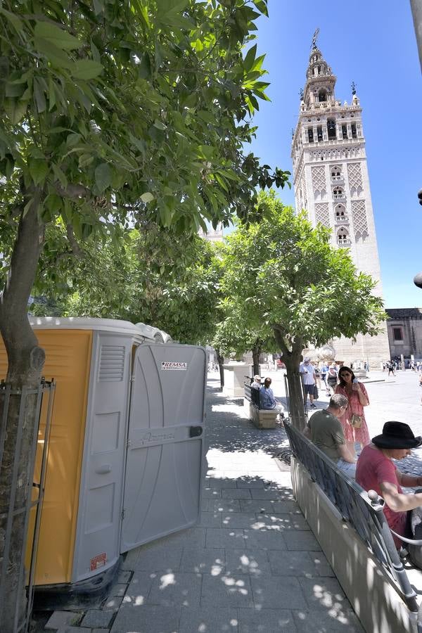 Urinarios portátiles instalados en zonas turísticas de Sevilla. J.M. SERRANO