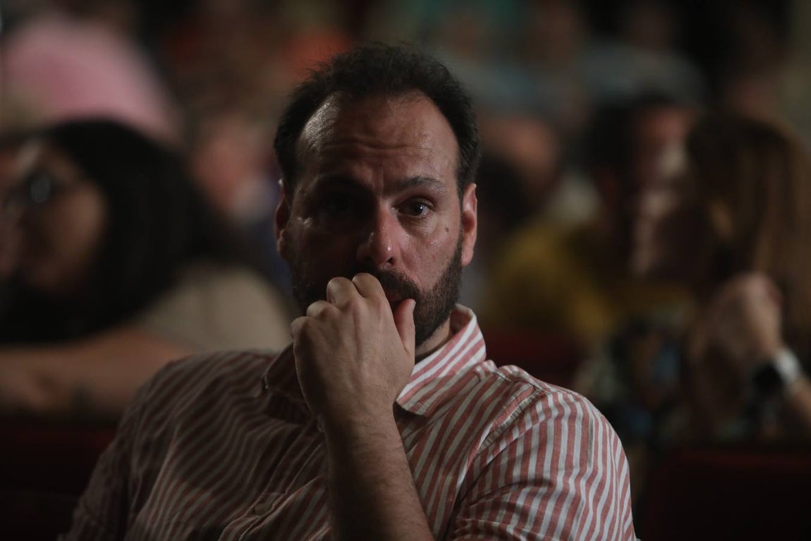 Fotos: Búscate en el Falla. Ambiente en el COAC en la primera sesión de preliminares 2022