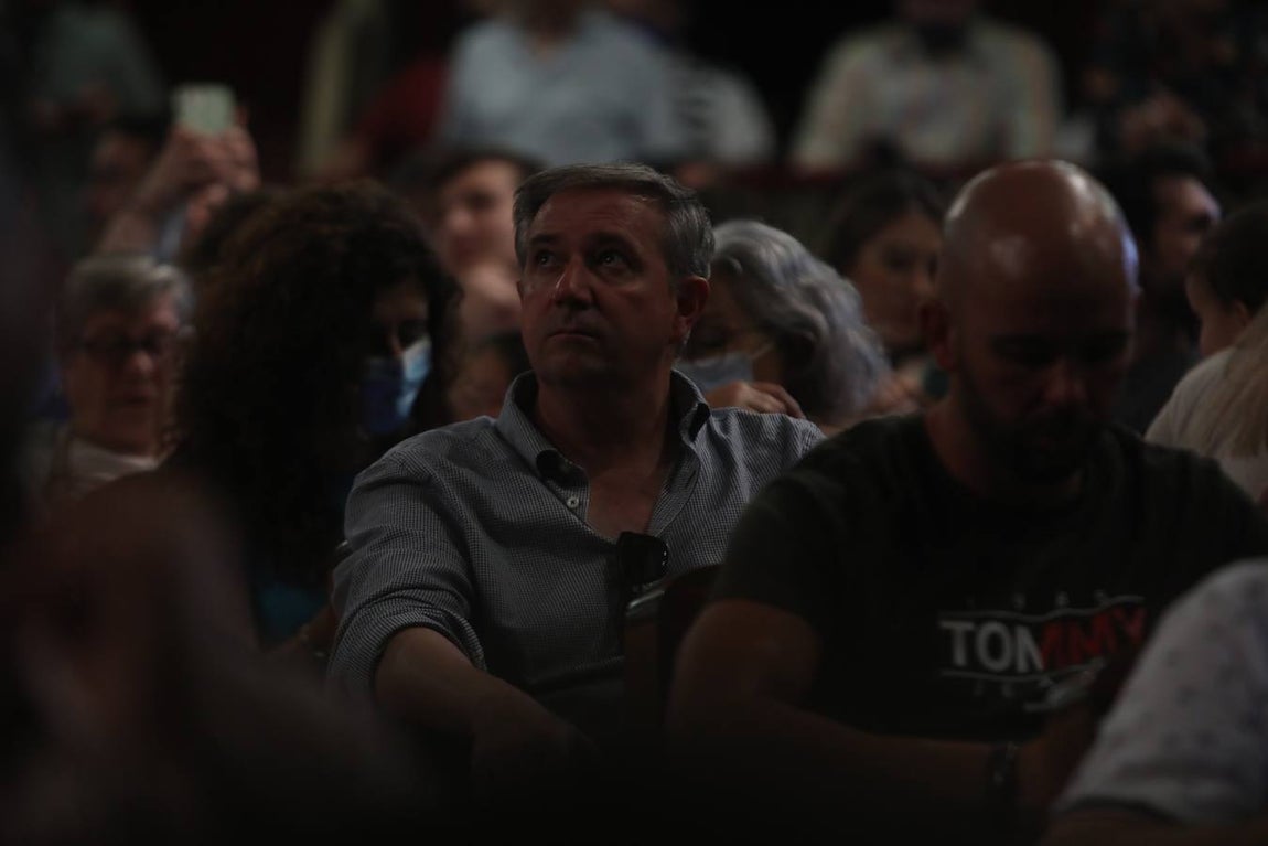 Fotos: Búscate en el Falla. Ambiente en el COAC en la primera sesión de preliminares 2022