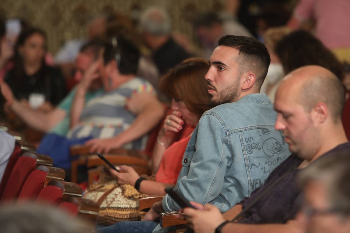 Fotos: Búscate en el Falla. Ambiente en el COAC en la primera sesión de preliminares 2022