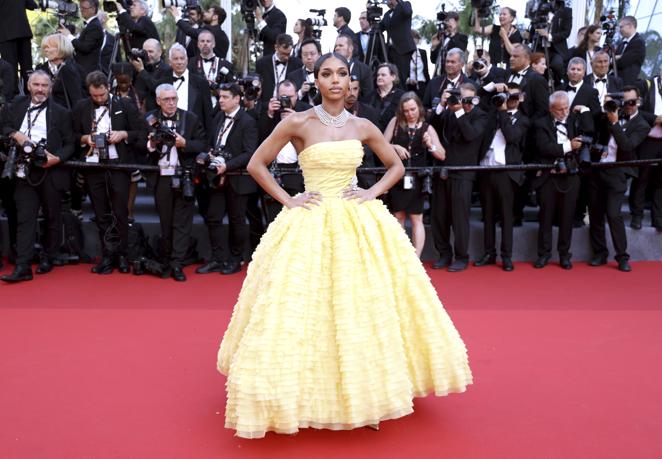 Lori Harvey - Gala inaugural del Festival de Cannes 2022. La actriz llevó un diseño amarillo limón con escote palabra de honor y una voluminosa falda de Alexandre Vauthier al que añadió joyería de Messika Paris.