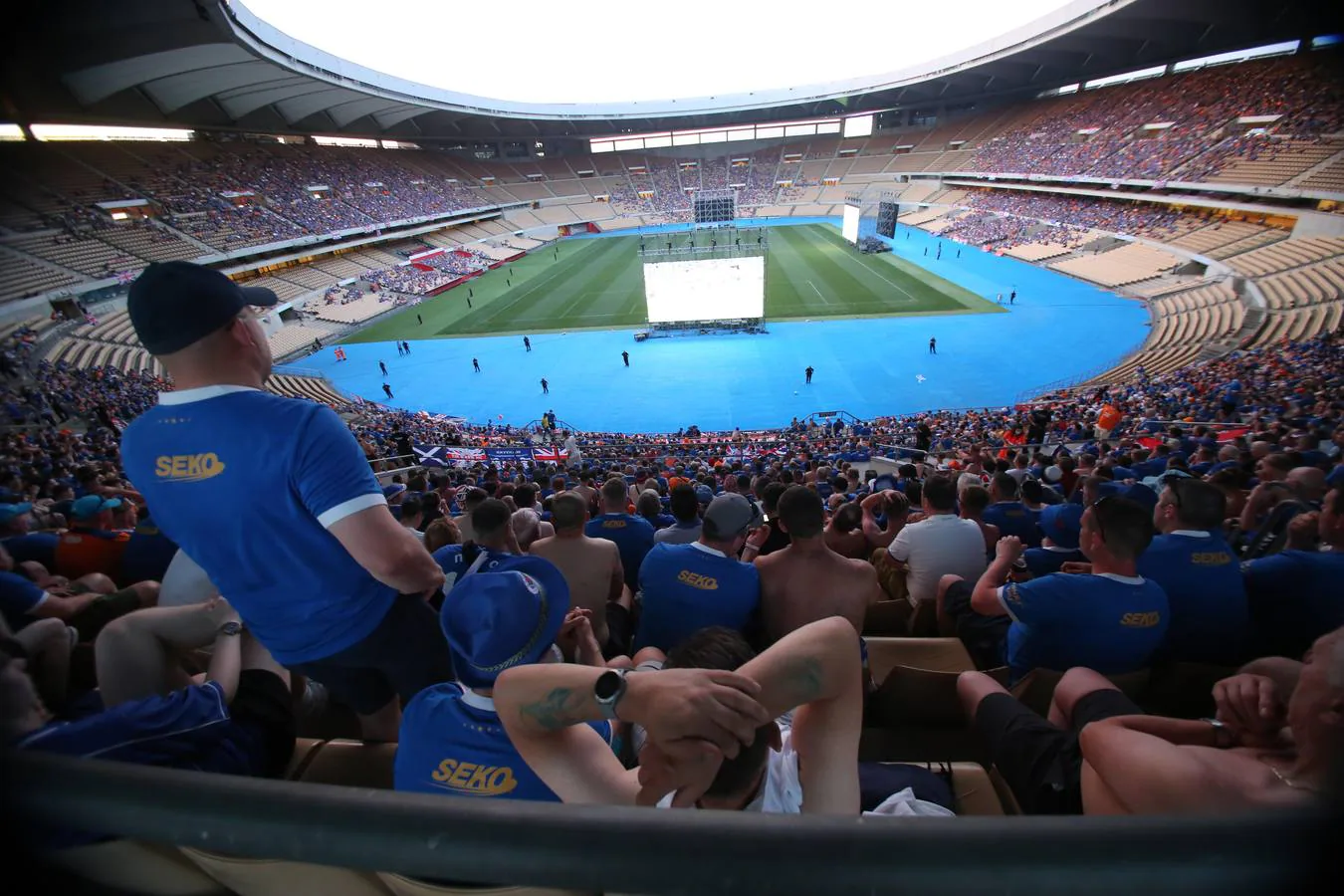 Los hinchas escoceses del Rangers sin entrada han visto el partido en el Estadio Olímpico. ROCÍO RUZ