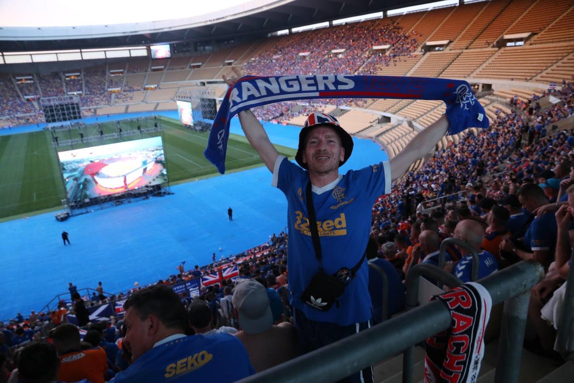 Los hinchas escoceses del Rangers sin entrada han visto el partido en el Estadio Olímpico. ROCÍO RUZ