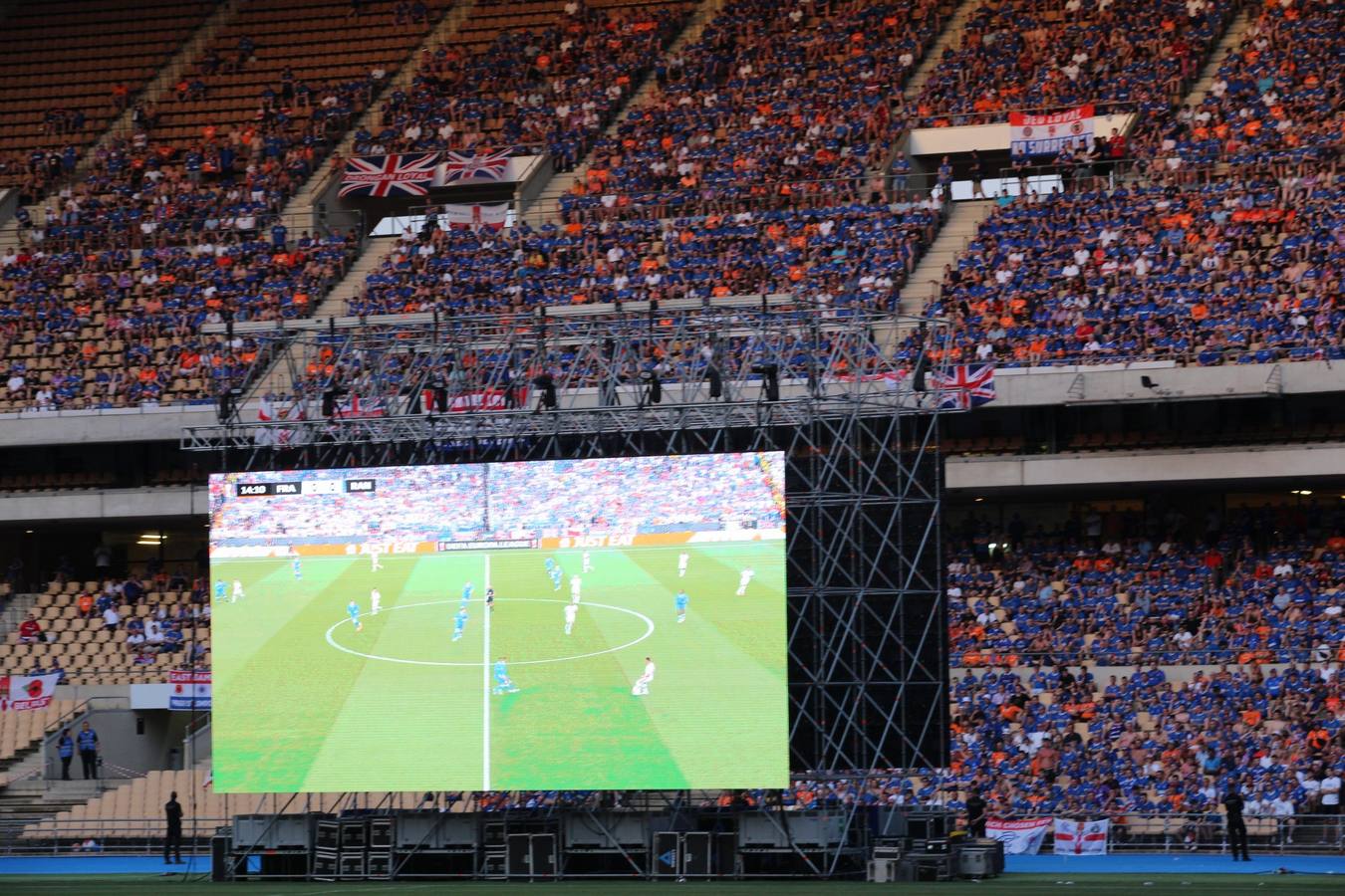 Los hinchas escoceses del Rangers sin entrada han visto el partido en el Estadio Olímpico. ROCÍO RUZ